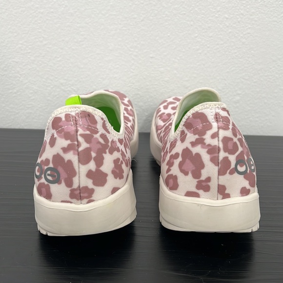 OOFOS oomg eezee 10 Women's Pink and White Slip-On Shoes - Picture 3 of 13